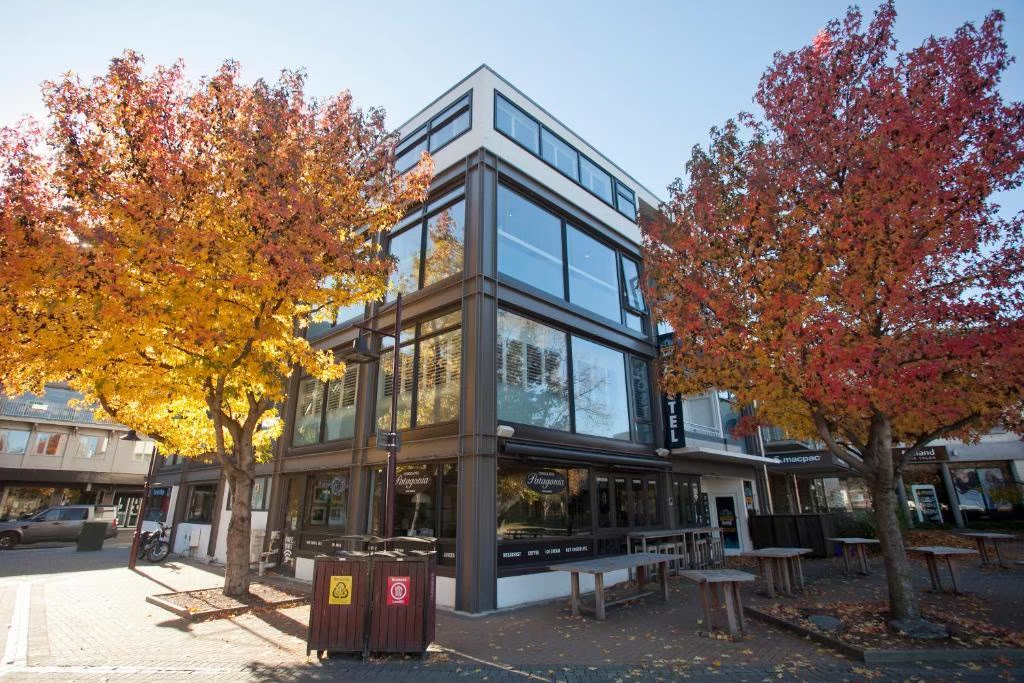 【2026皇后鎮住宿推薦】住哪區最好？湖景第一排＋自駕停車＋坡度避雷全指南（TOP16 精選飯店）