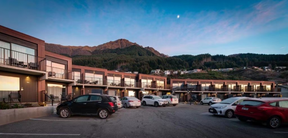 【2026皇后鎮住宿推薦】住哪區最好？湖景第一排＋自駕停車＋坡度避雷全指南（TOP16 精選飯店）