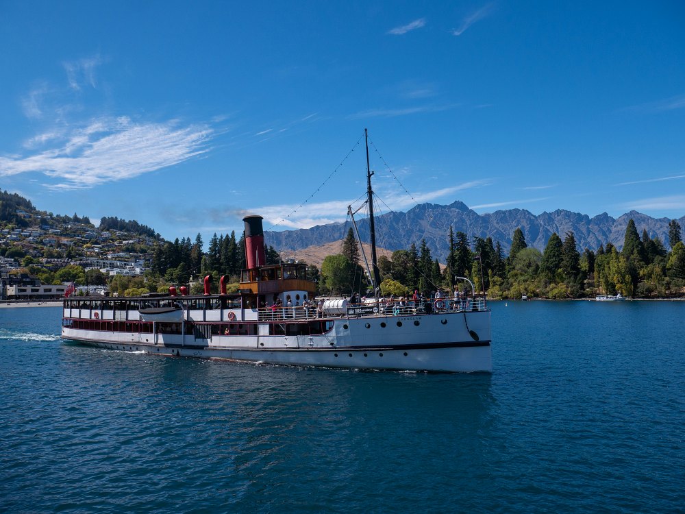 紐西蘭皇后鎮瓦卡蒂普湖 TSS Earnslaw 蒸汽船與南阿爾卑斯山景色